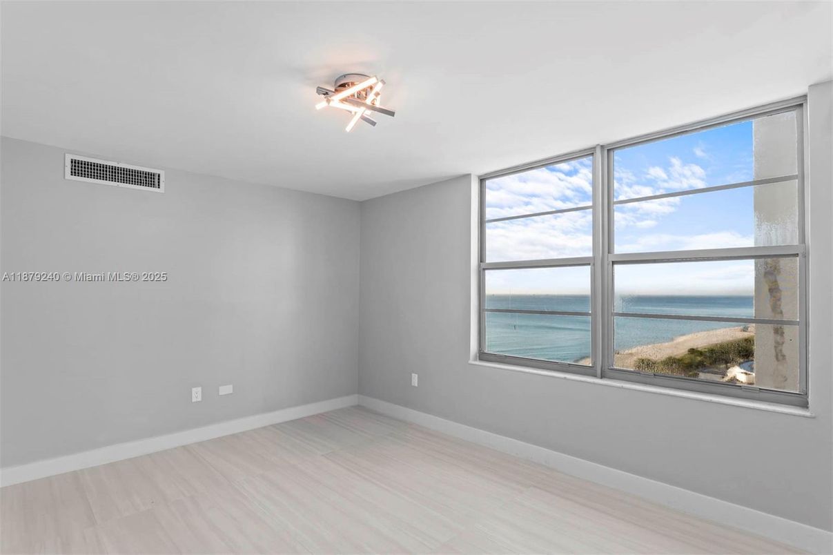 Empty room, Interior, Water