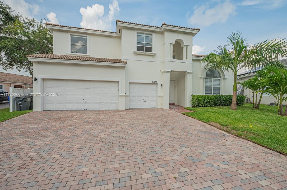 Attached, Exterior, Facade, Mediterranean