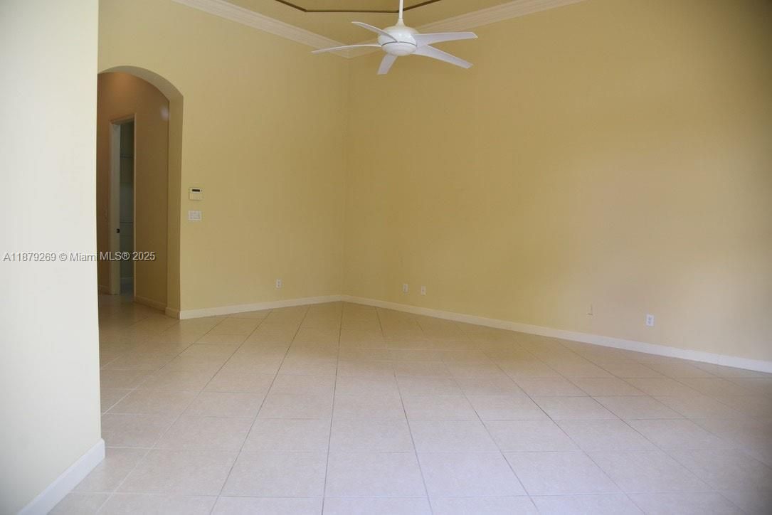 Empty room, Interior