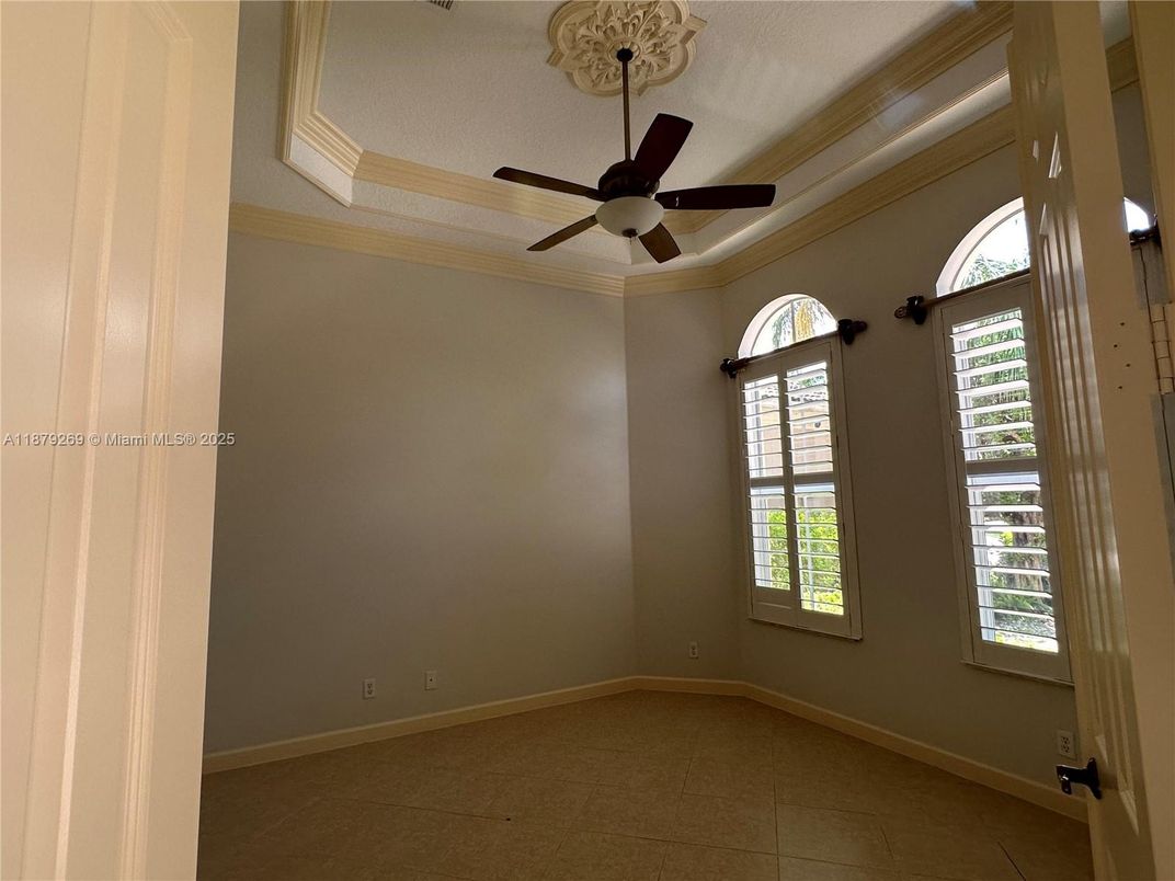 Empty room, Interior