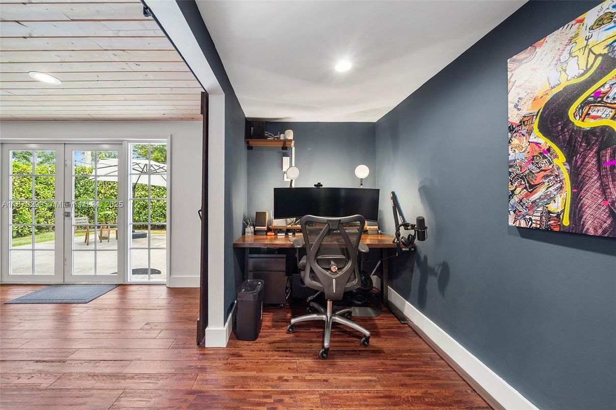 Home Office, Interior, Recessed Lighting, Wood Texture Flooring