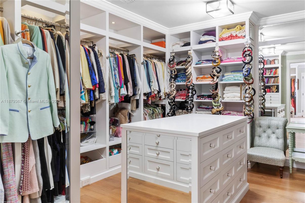 Interior, Walk-in Closets, Wood Texture Flooring