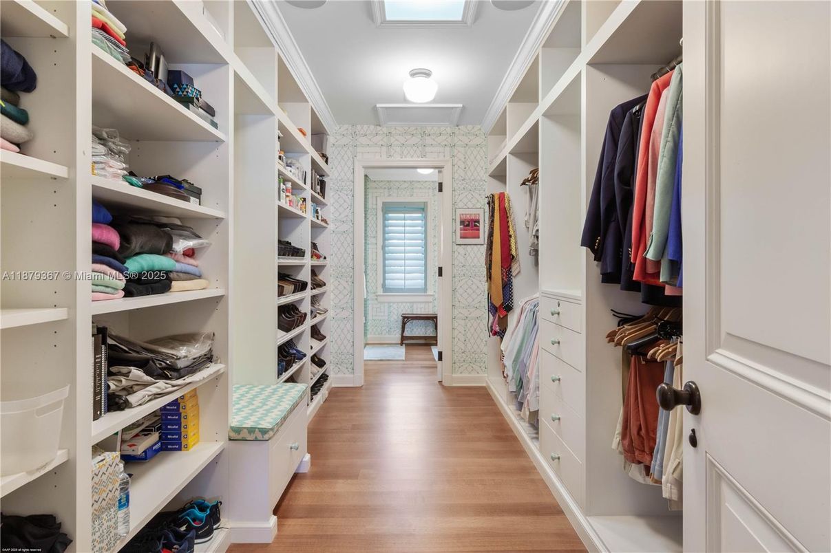 Interior, Walk-in Closets, Wood Texture Flooring