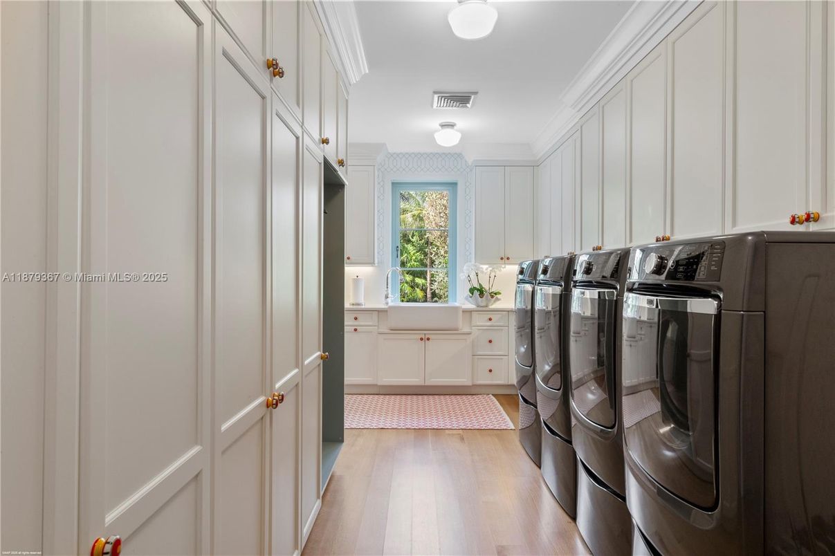 Interior, Washer, Wood Texture Flooring