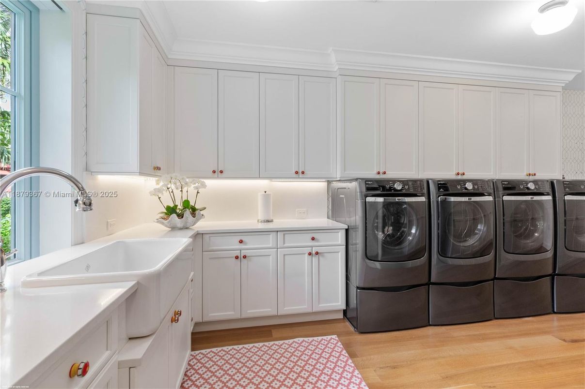 Interior, Washer, Wood Texture Flooring