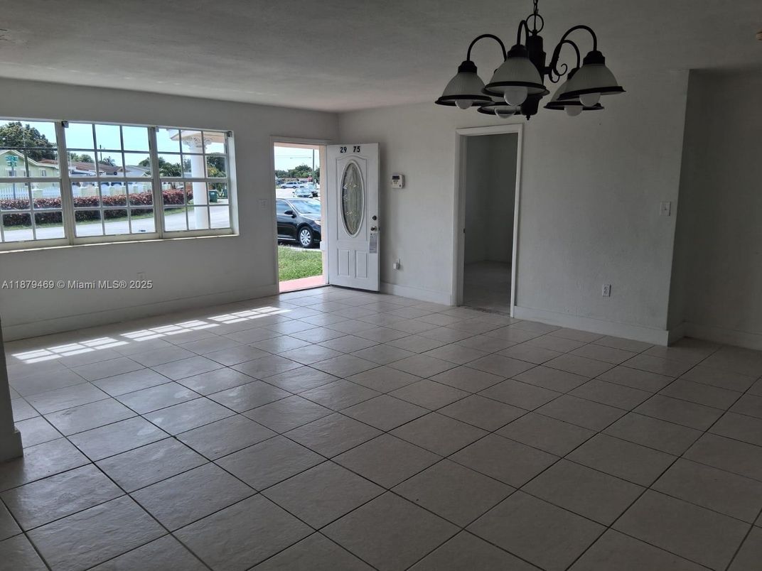Chandelier, Empty room, Interior, Washer