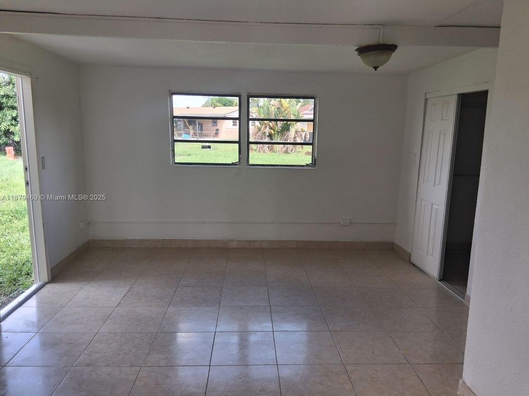 Empty room, Interior