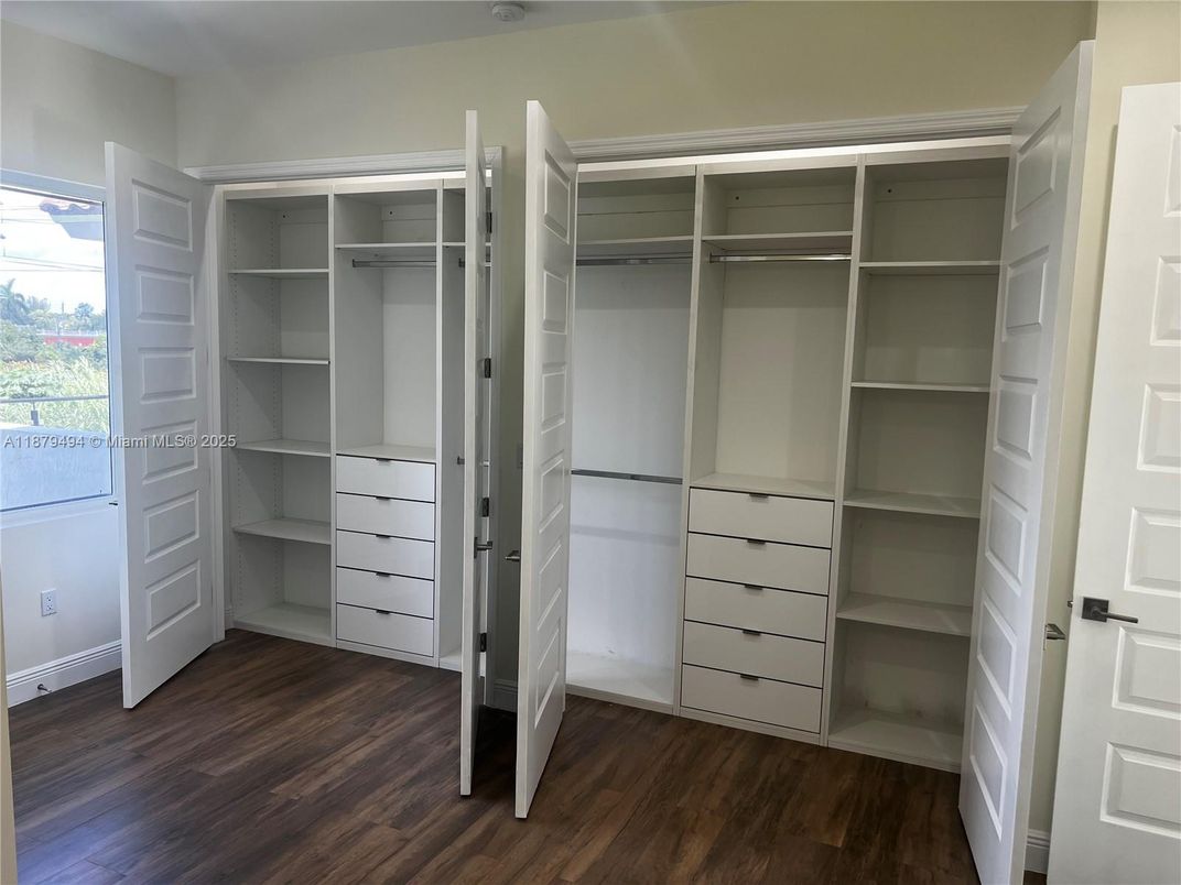 Interior, Walk-in Closets, Wood Texture Flooring