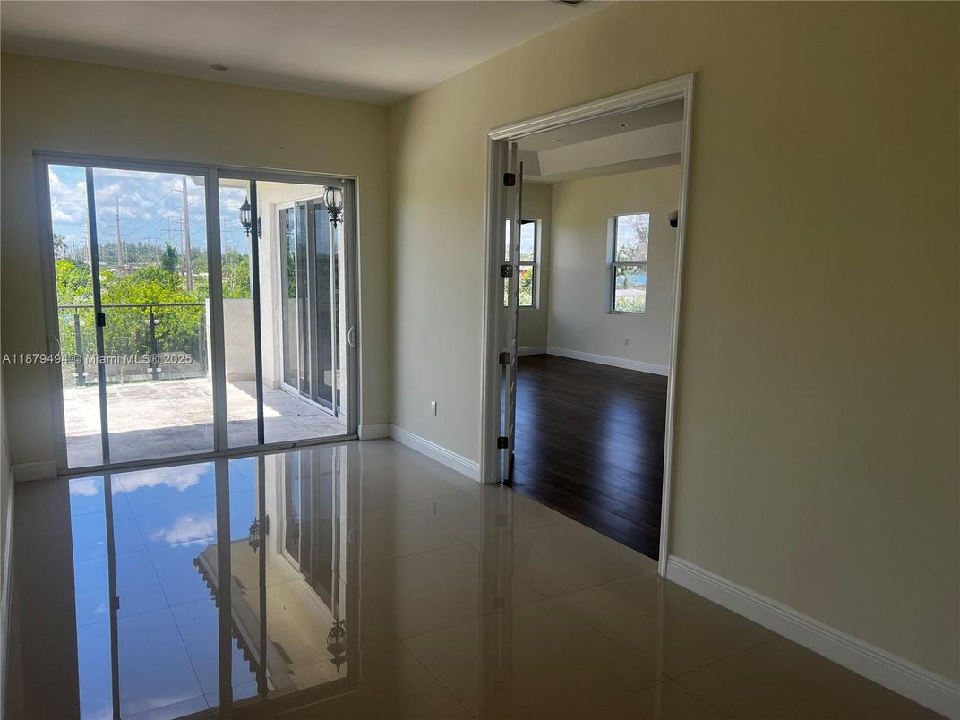 Empty room, Interior