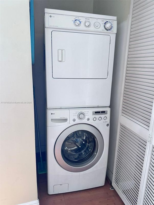 Interior, Utility Closets, Washer, Wood Texture Flooring