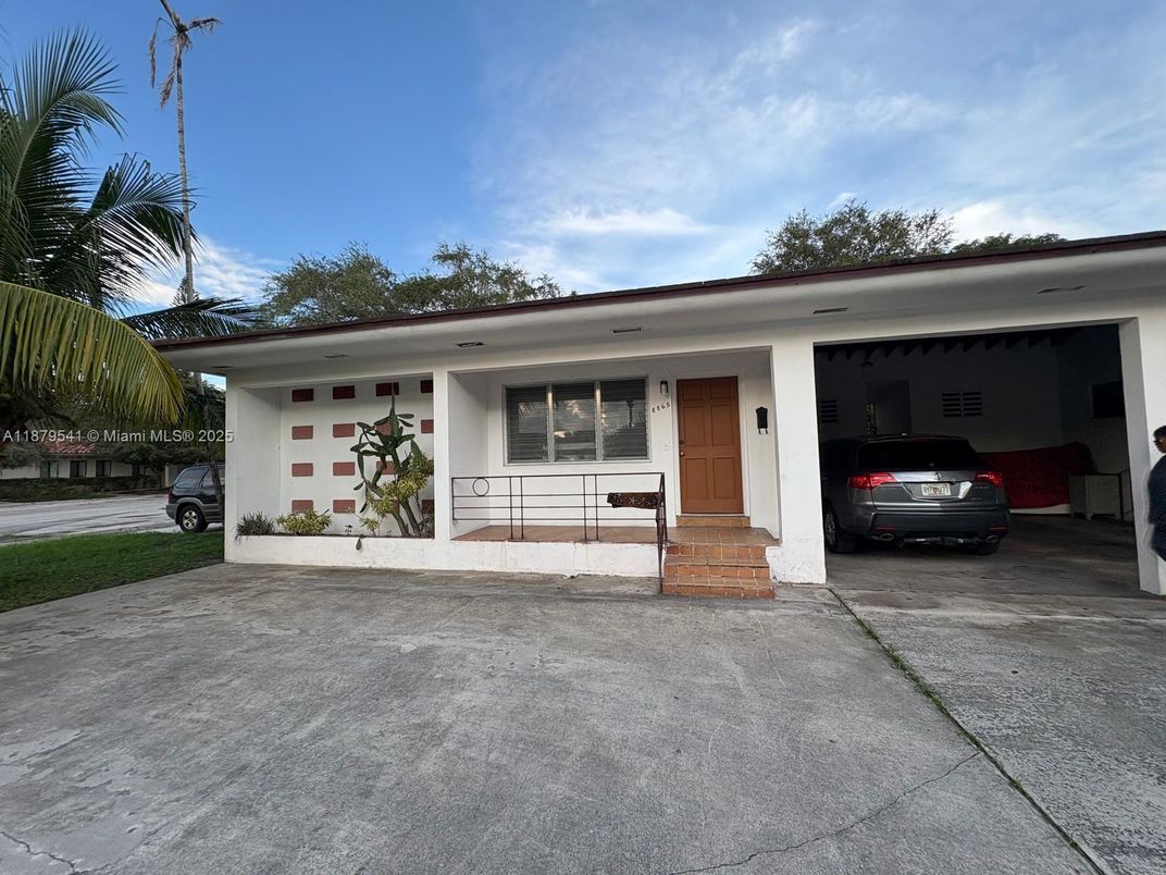 Exterior, Facade, Ranch