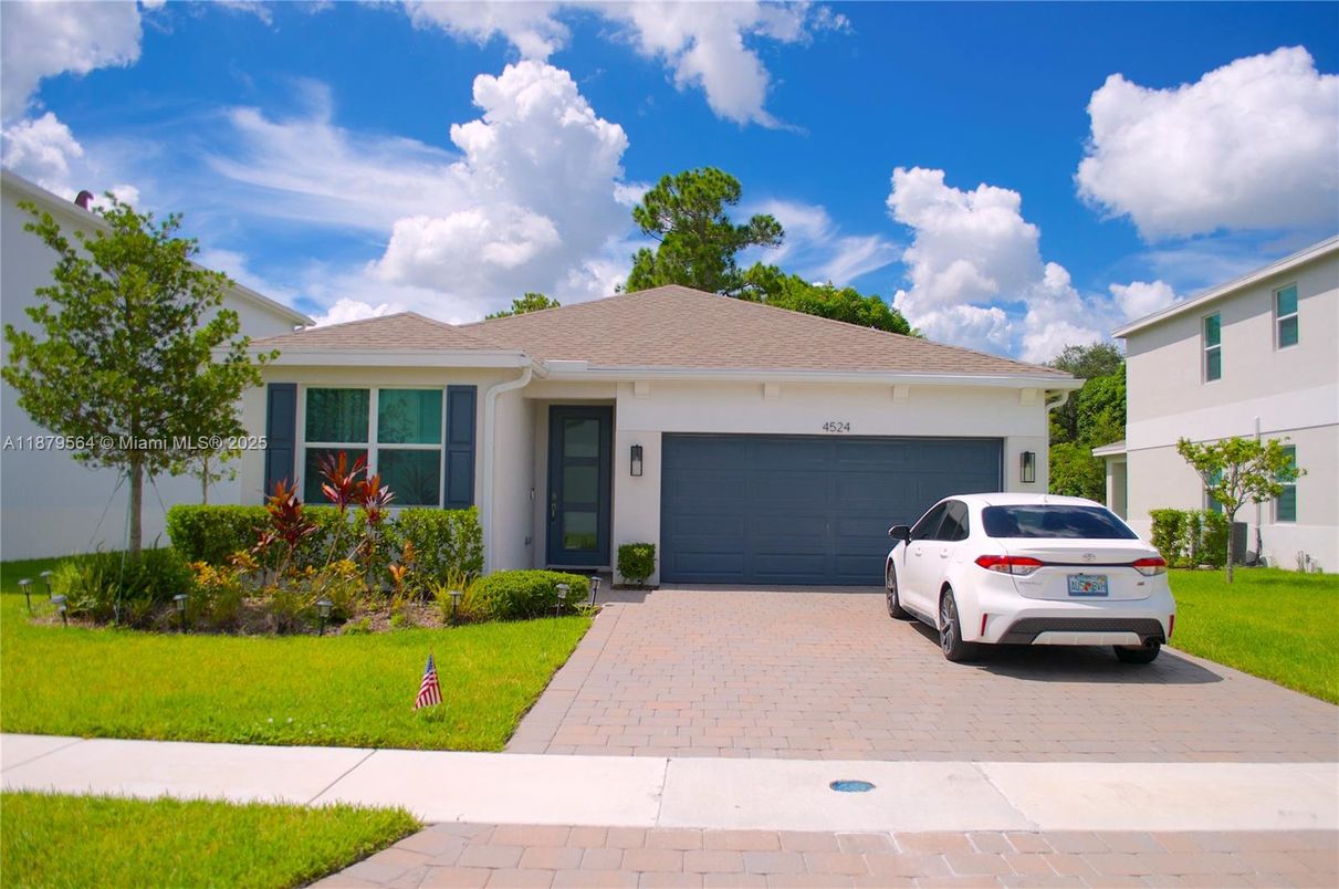 Attached, Exterior, Facade, Ranch