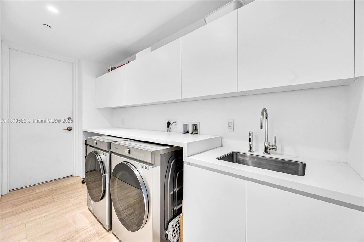 Interior, Recessed Lighting, Washer, Wood Texture Flooring