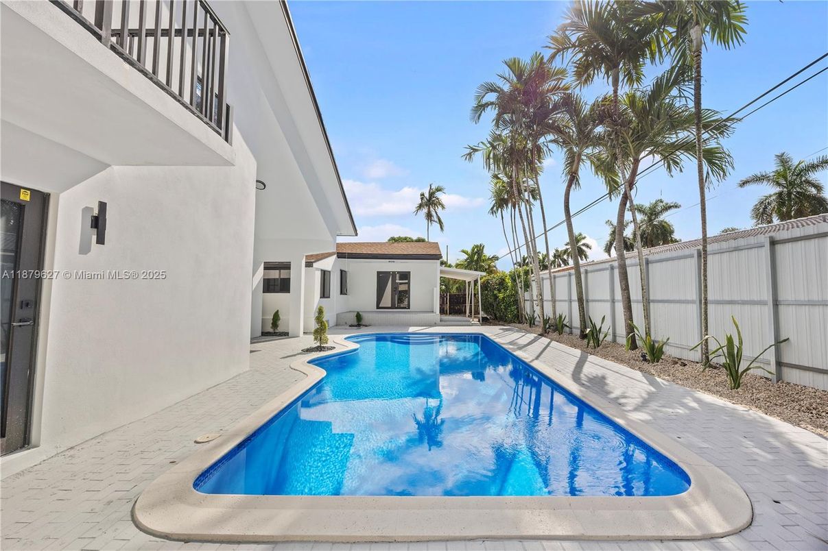 Exterior, Pool