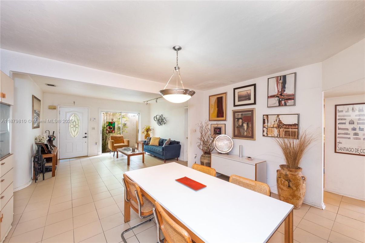 Dining room, Interior, Living room, Pendant Lights