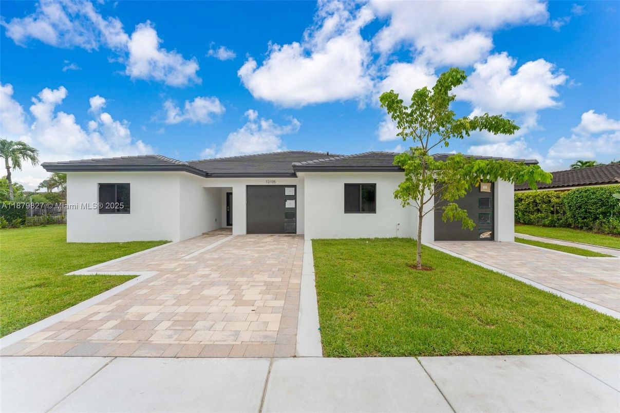 Backyard, Exterior, Facade, Ranch