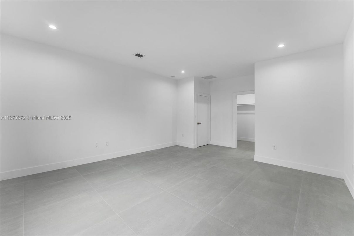Empty room, Interior, Recessed Lighting