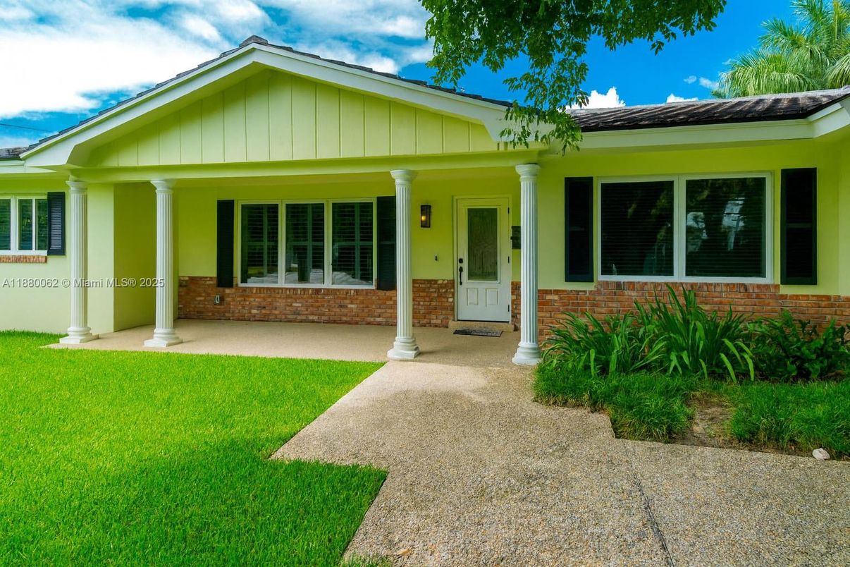 Exterior, Facade, Brick Facade, Ranch