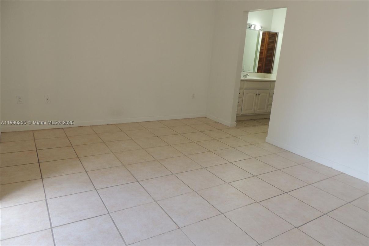 Empty room, Interior