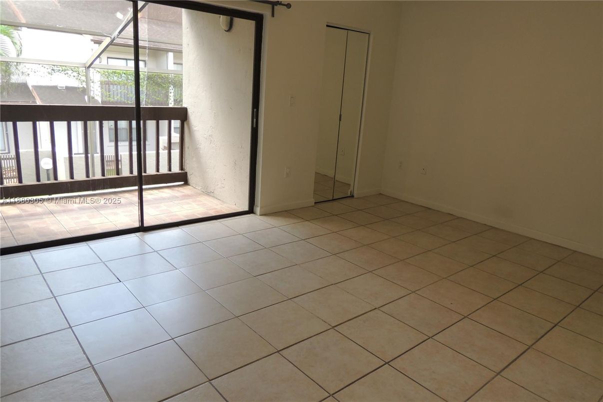 Empty room, Interior