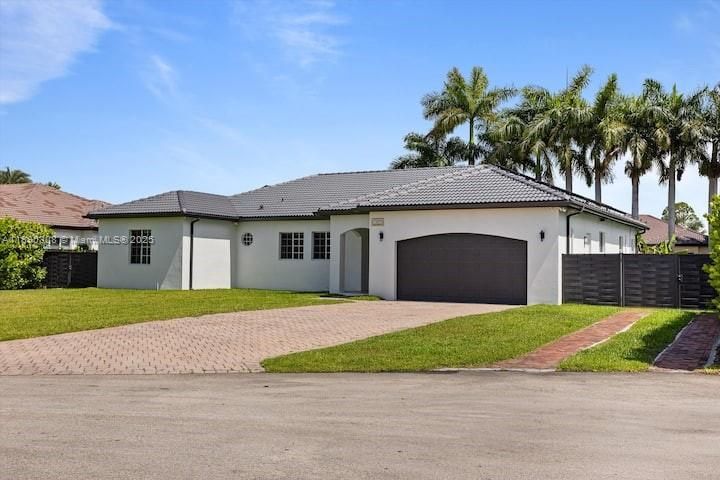 Attached, Exterior, Facade, Ranch