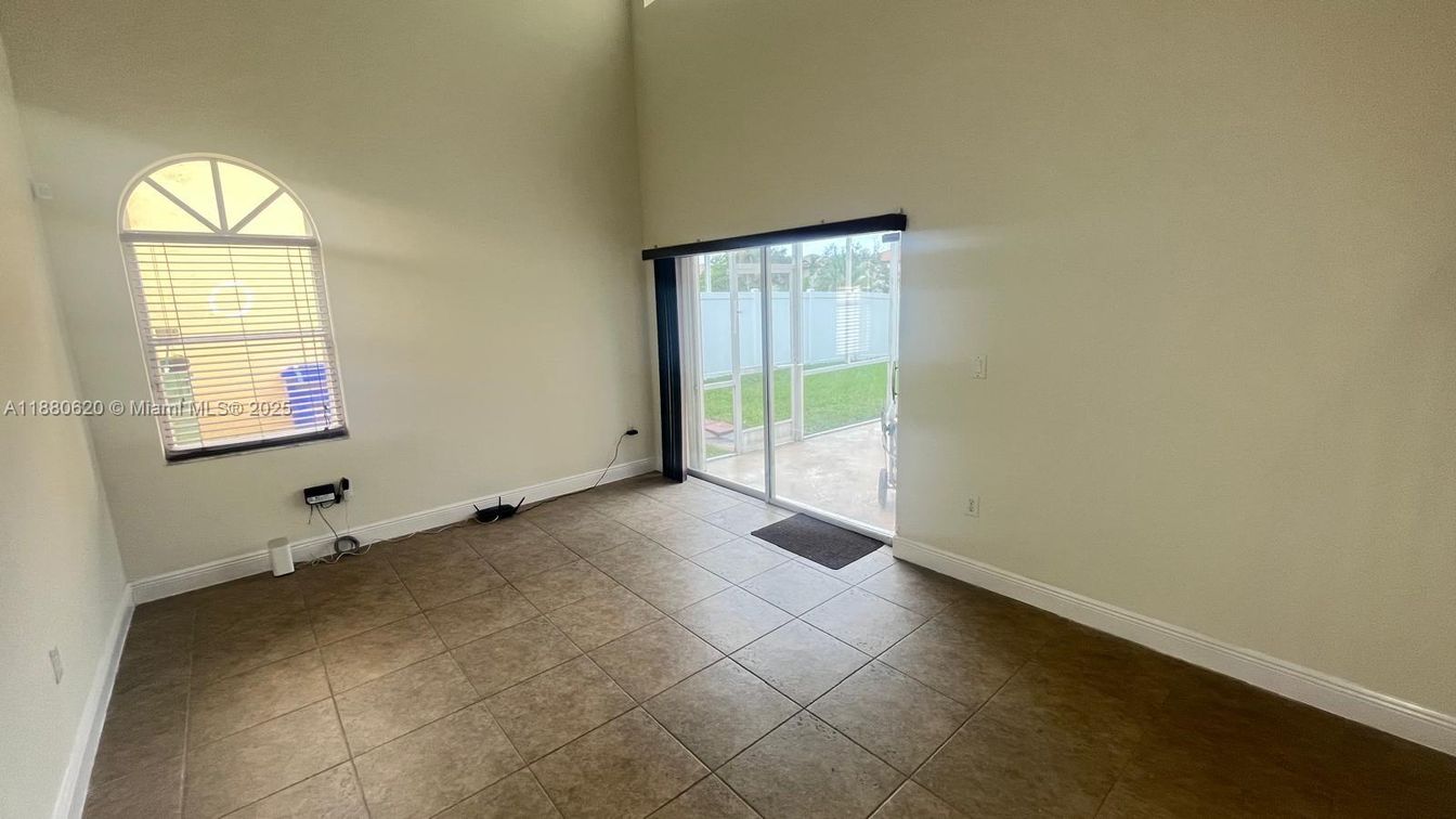 Empty room, Interior