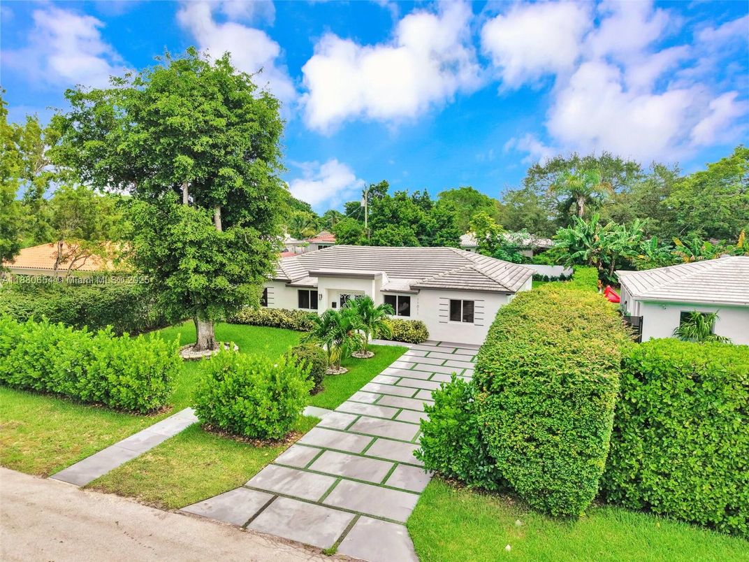 Backyard, Exterior, Facade, Ranch