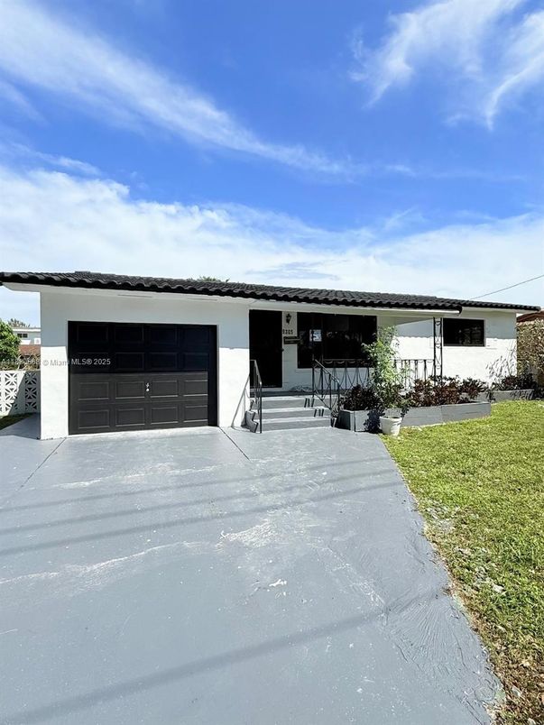 Attached, Exterior, Facade, Ranch