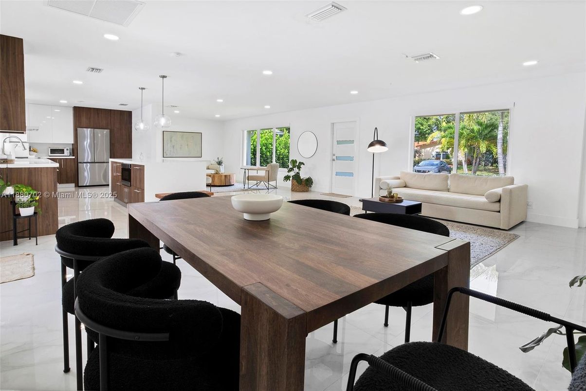 Dining room, Interior, Kitchen, Living room, Pendant Lights, Recessed Lighting, Stainless Steel Appliances