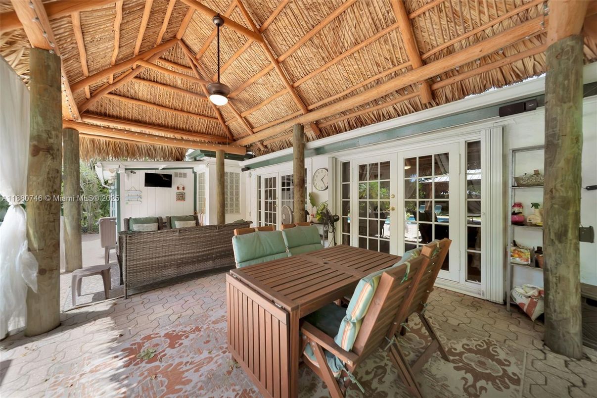 Dining room, Interior, Living room, Pendant Lights, Wooden Beams, Wooden Ceilings