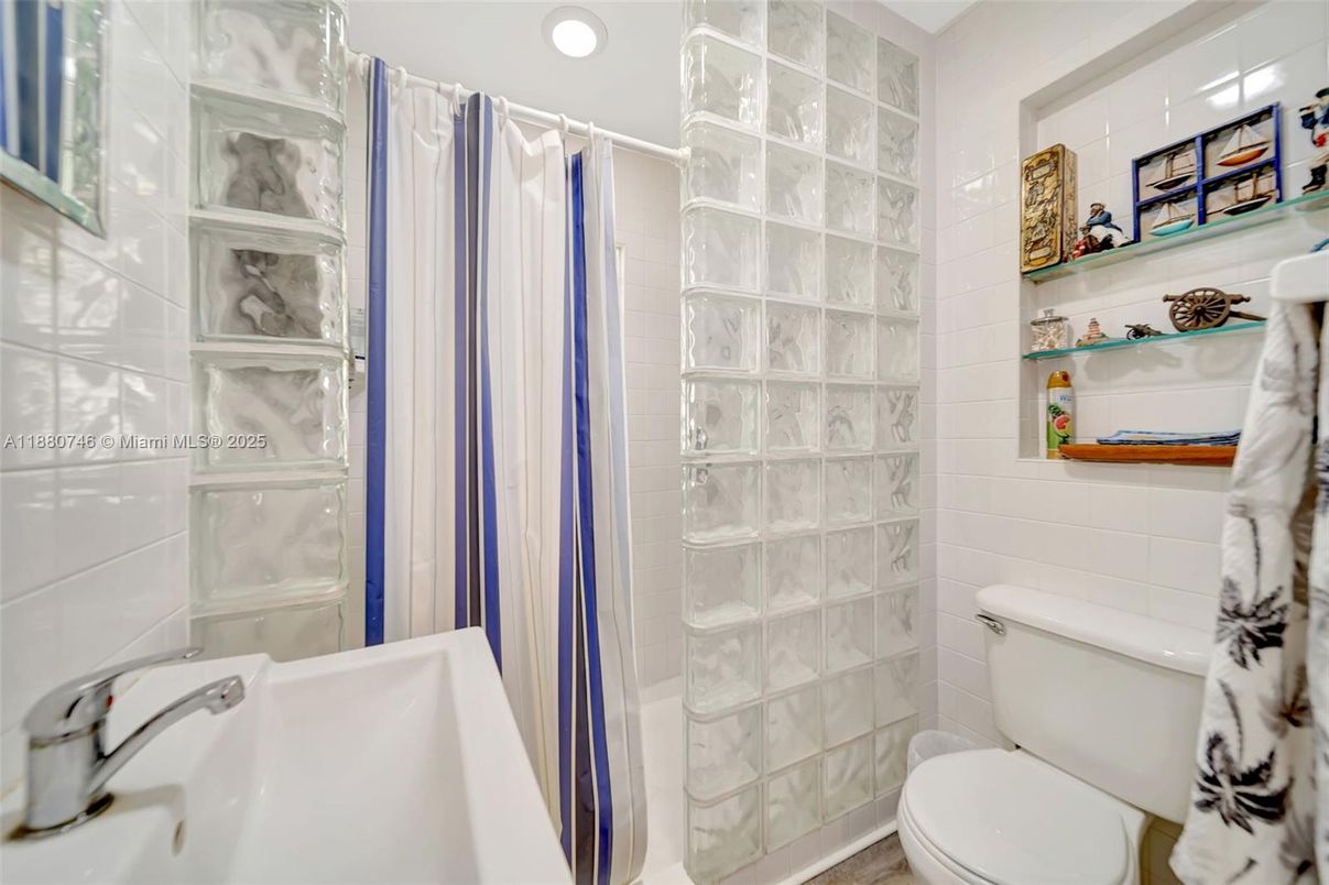 Bathroom, Interior, Recessed Lighting