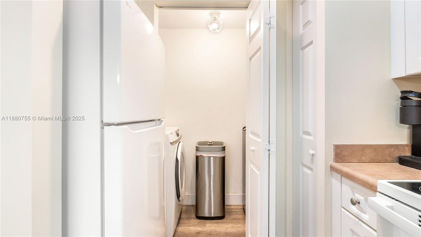 Interior, Washer, Wood Texture Flooring