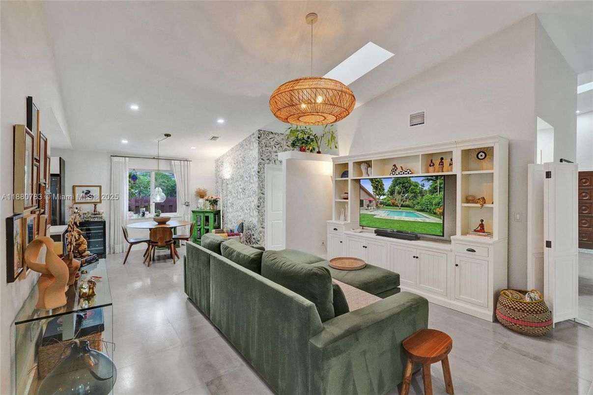 Chandelier, Dining room, Interior, Living room, Pendant Lights, Recessed Lighting