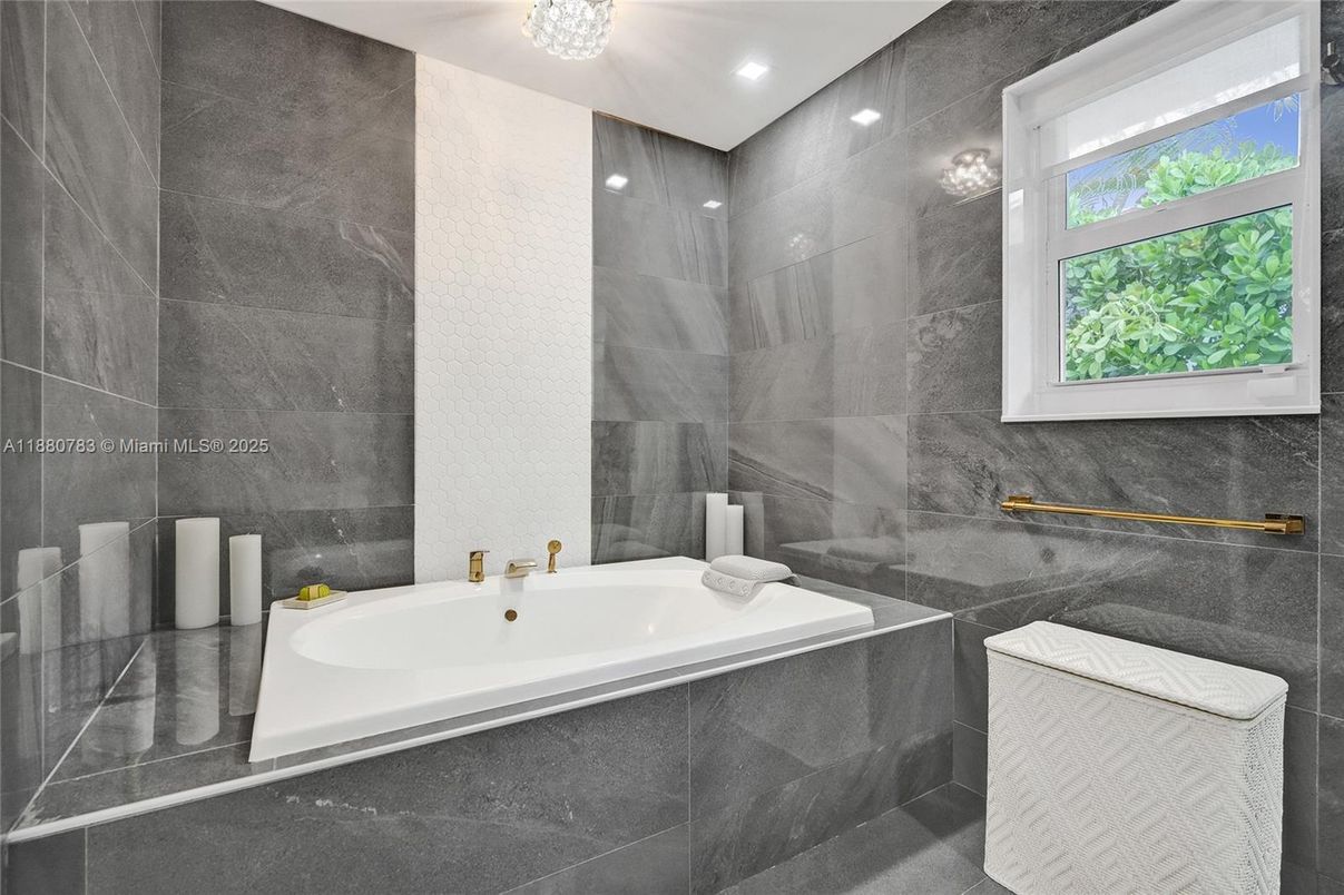 Bathroom, Interior, Recessed Lighting