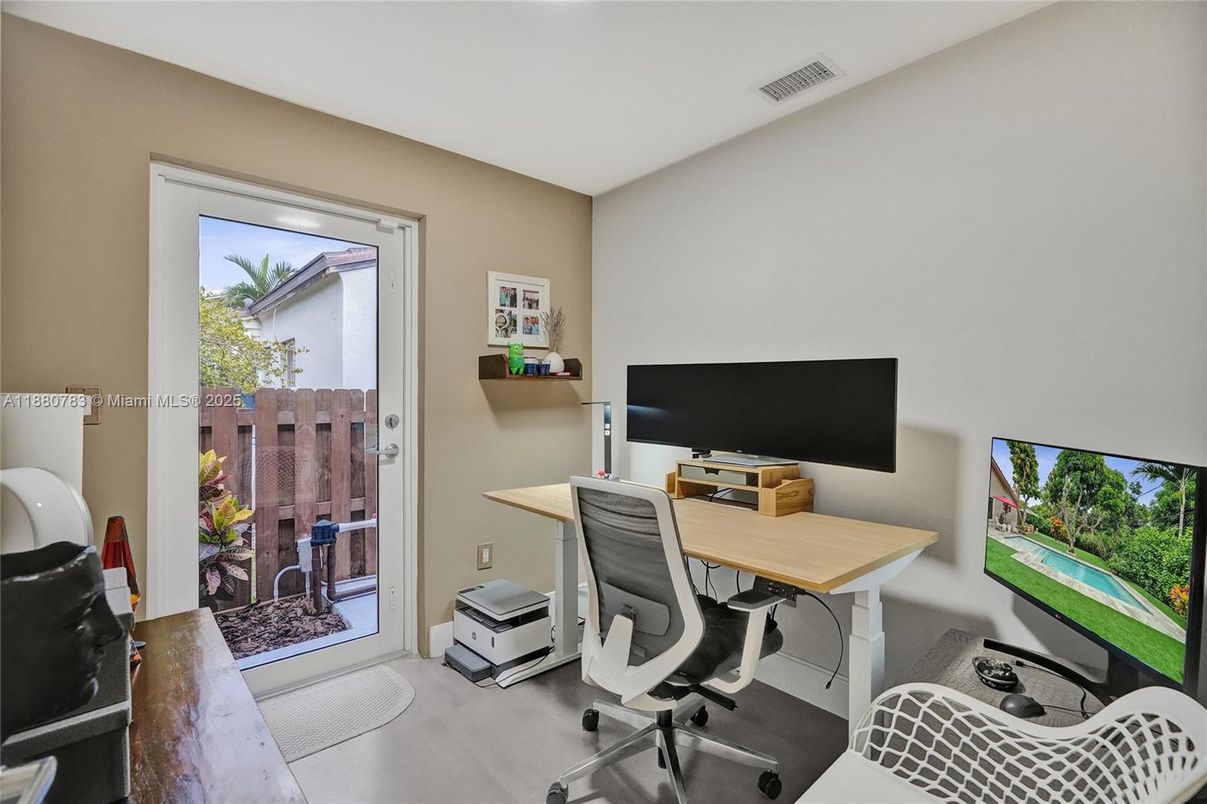 Home Office, Interior