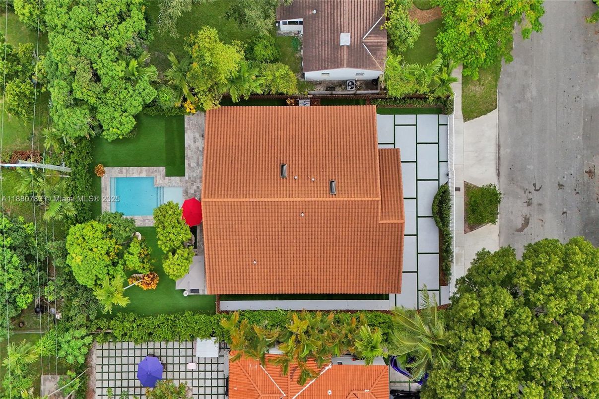 Exterior, Drone