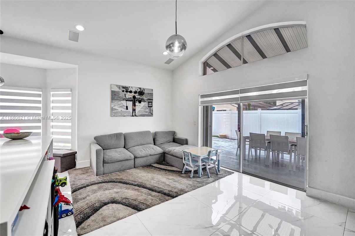 Dining room, Interior, Living room, Marble, Pendant Lights, Recessed Lighting