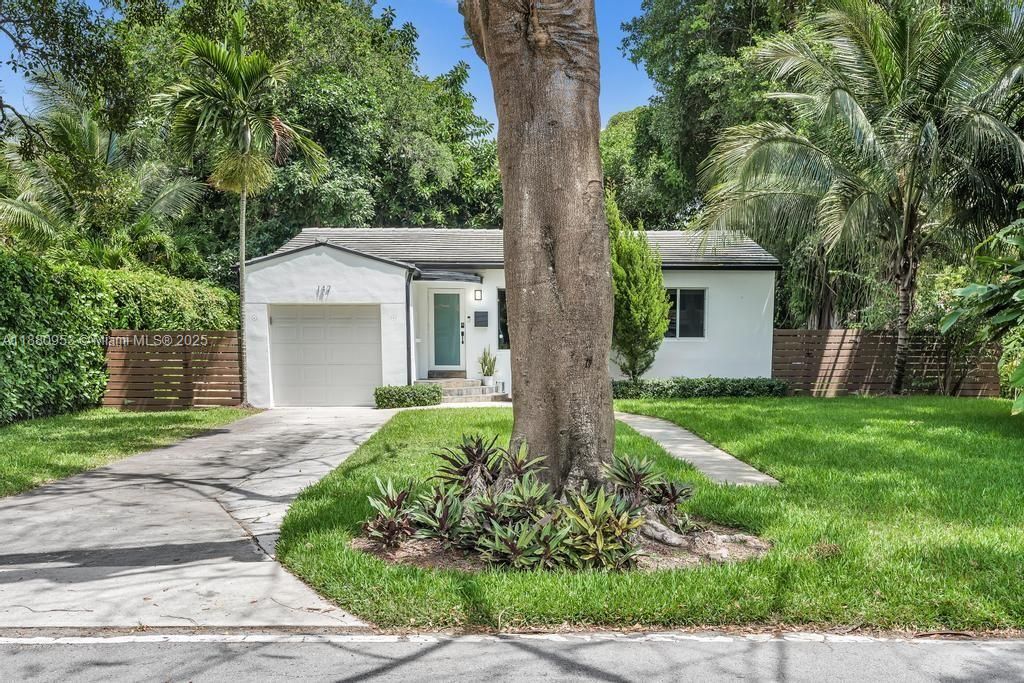 Attached, Exterior, Facade, Ranch