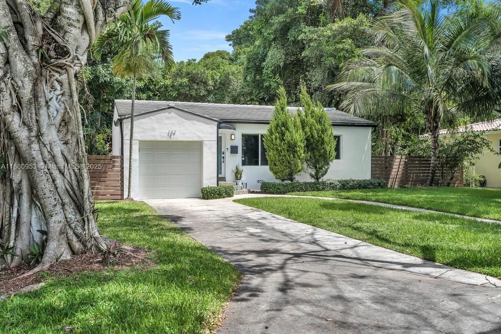 Attached, Exterior, Facade, Ranch