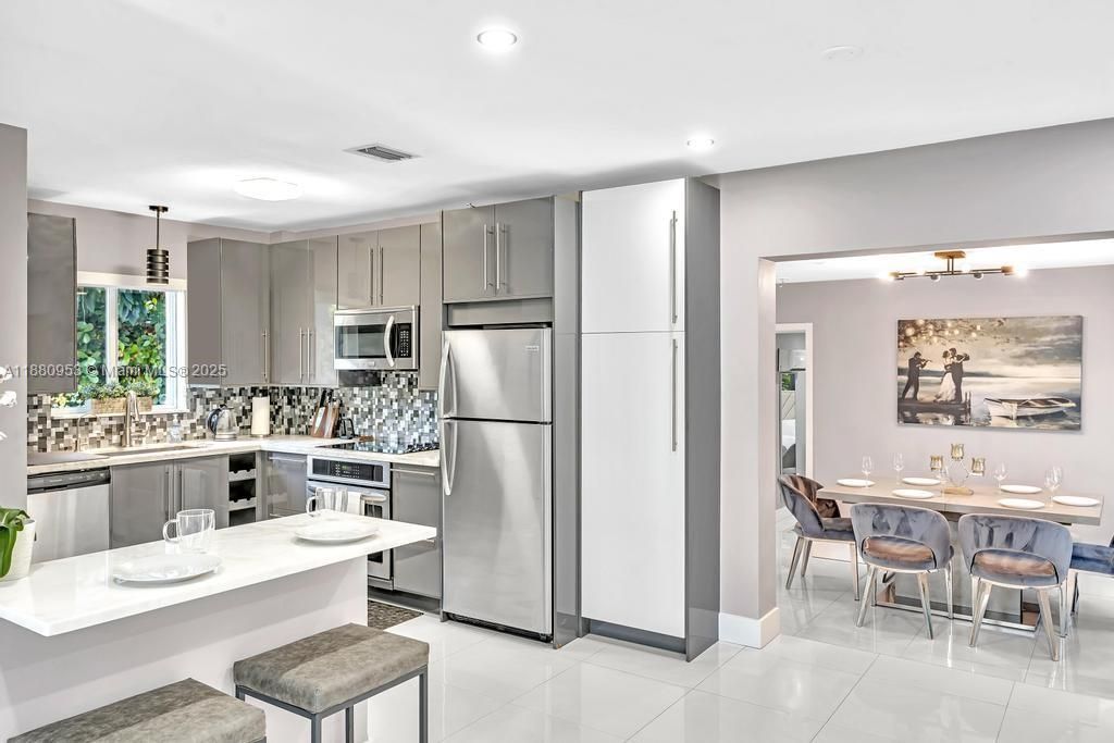 Dining room, Interior, Kitchen, Pendant Lights, Recessed Lighting, Stainless Steel Appliances