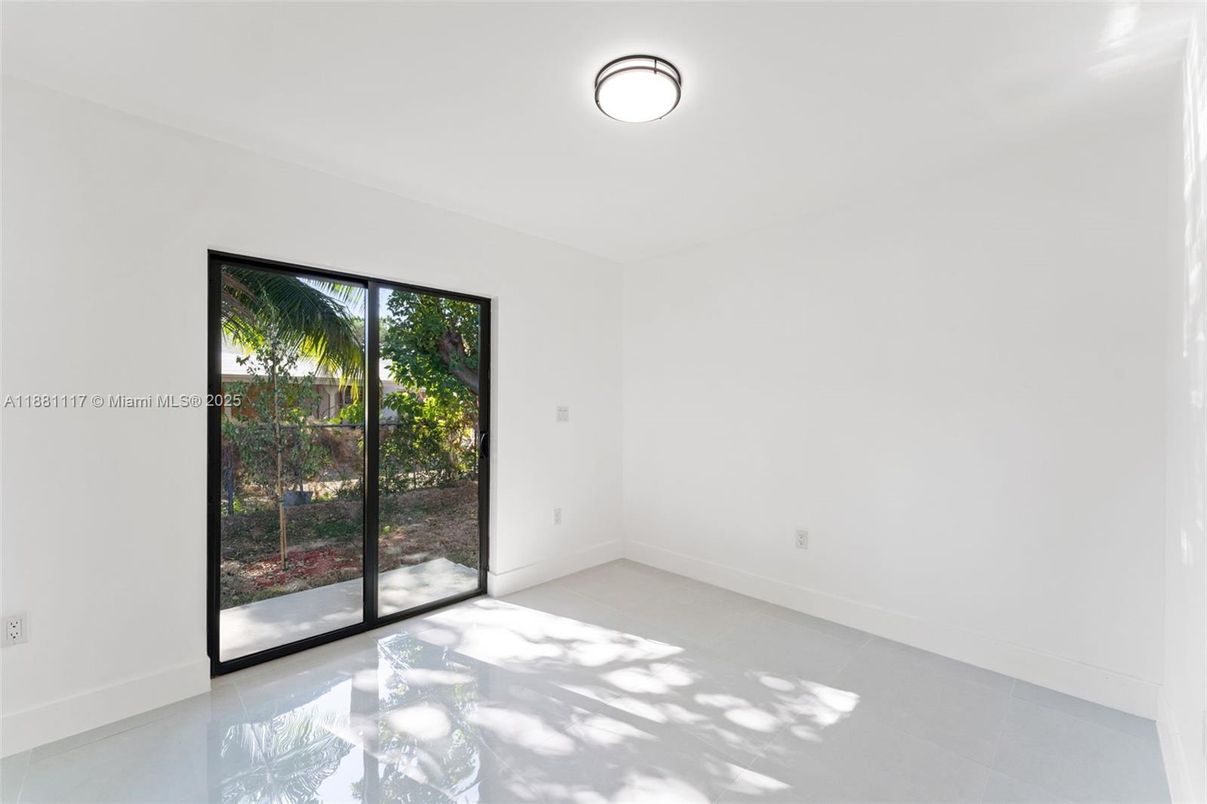 Empty room, Interior