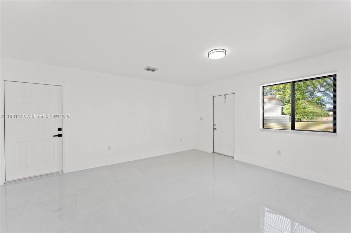 Empty room, Interior