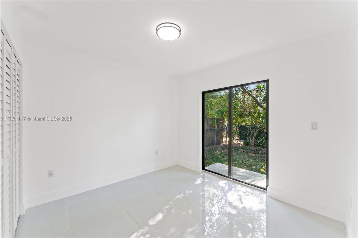 Empty room, Interior