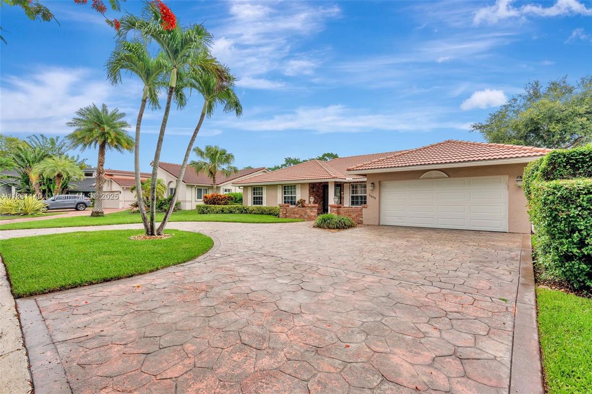 Attached, Exterior, Facade, Mediterranean