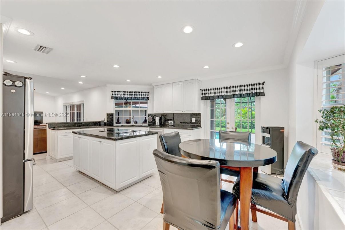 Dining room, Interior, Kitchen, Recessed Lighting