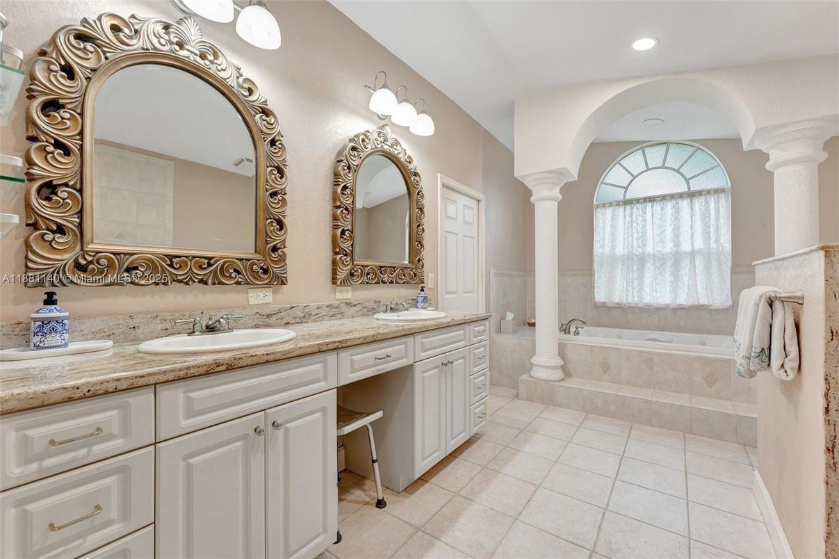 Bathroom, Dual Sink Vanities, Interior, Recessed Lighting