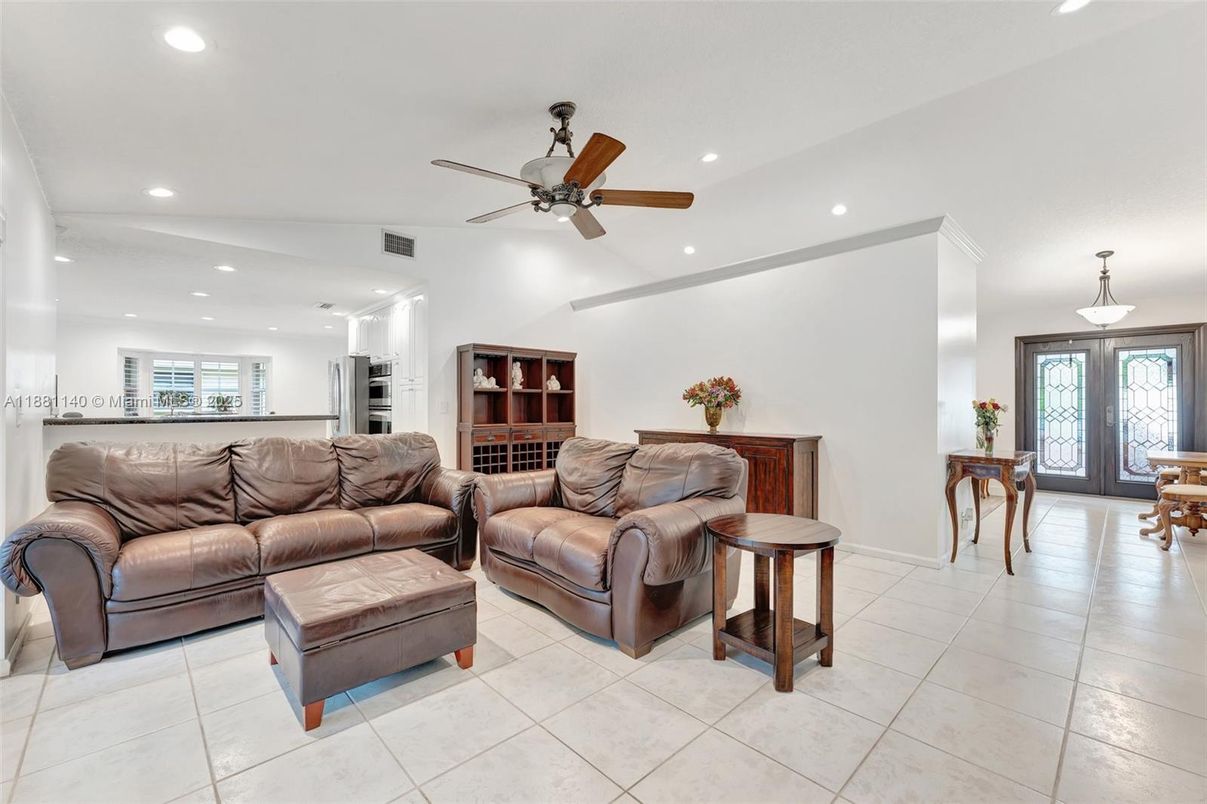 Interior, Living room, Pendant Lights, Recessed Lighting