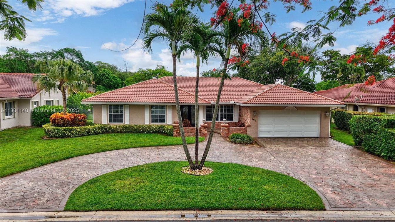 Attached, Exterior, Facade, Ranch