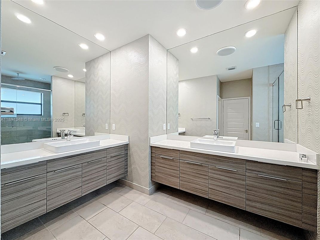Bathroom, Dual Sink Vanities, Interior, Recessed Lighting