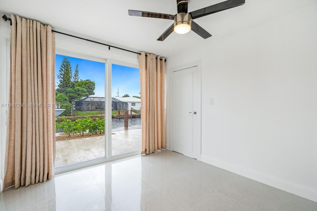 Empty room, Interior, Water